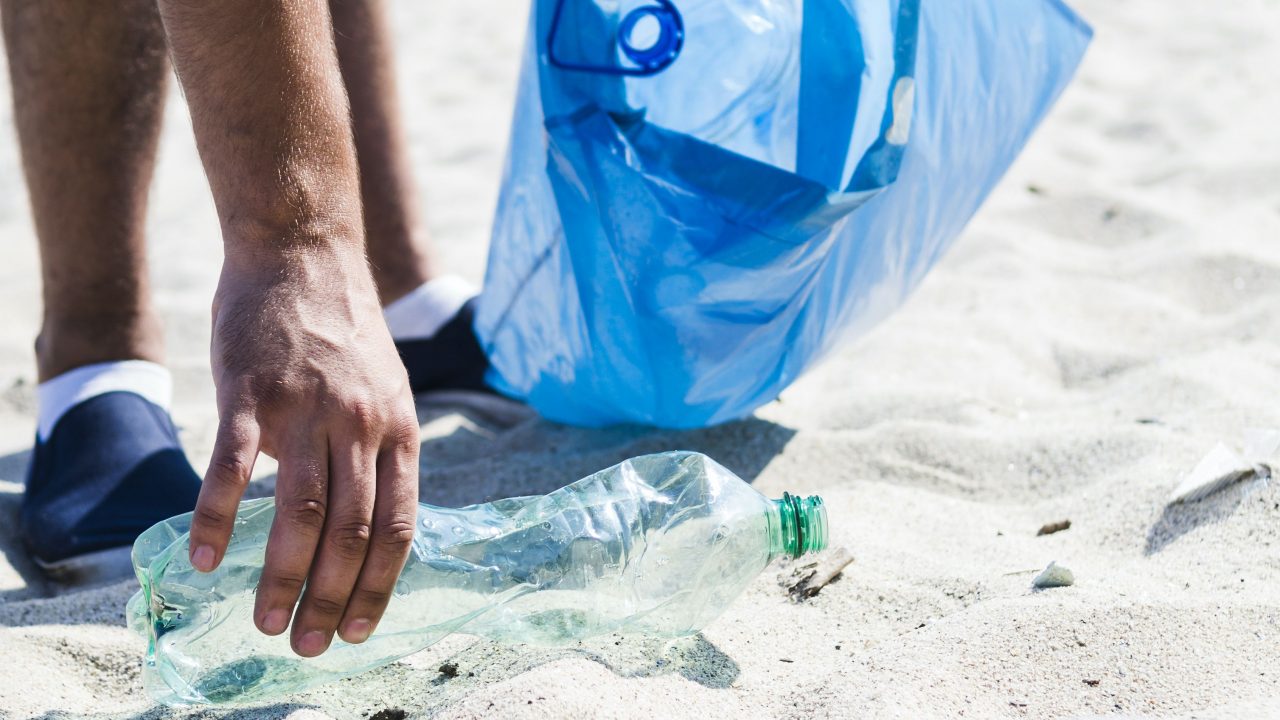 https://livehealthymag.com/wp-content/uploads/2021/04/Earth-Day-beach-cleanup-1280x720.jpg